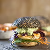 BURGER Z KURCZAKIEM I SOSEM Z AWOKADO