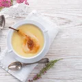 Pudding jaglany z miodem, cynamonem i gruszką