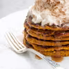 Dyniowe pancakes owsiane z sosem kasztanowym i bitą śmietaną