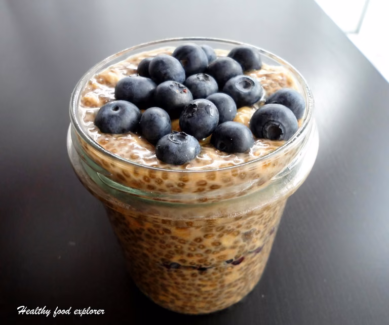 Orzechowy pudding chia z borówkami