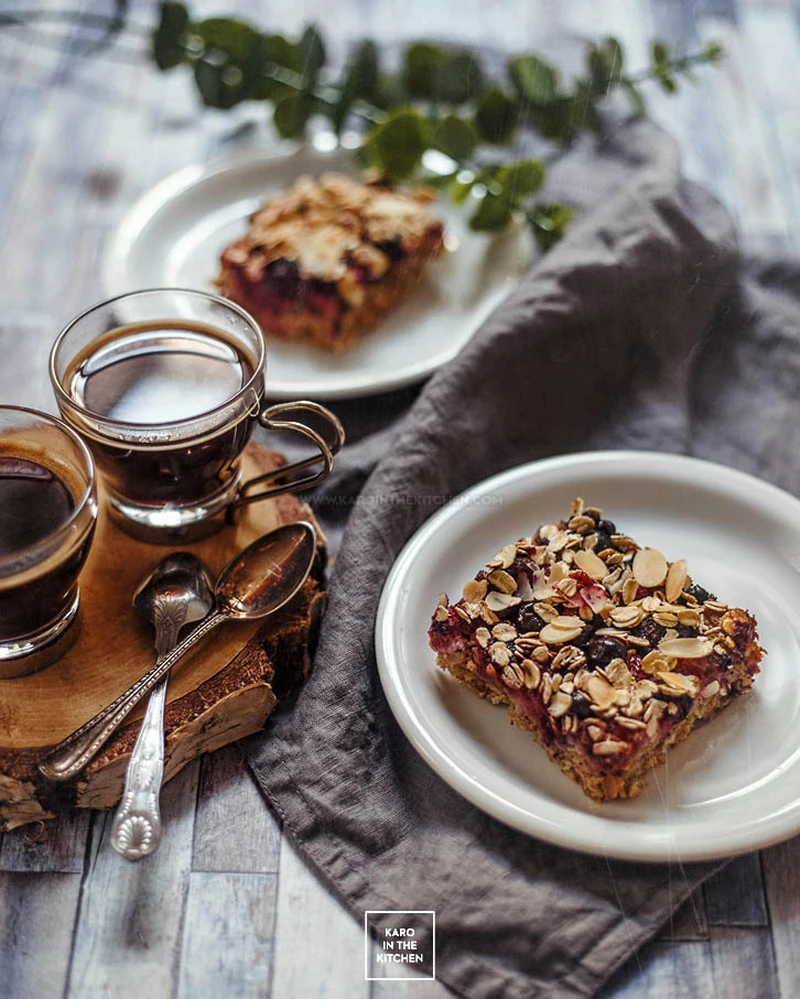 Pieczona owsianka z owocami – szybkie ciasto owsiane