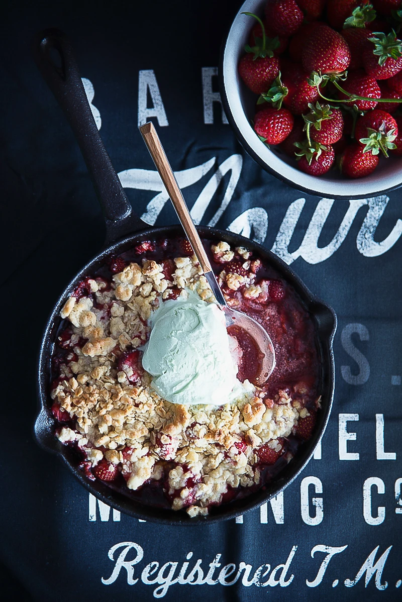 Crumble owsiany z truskawkami