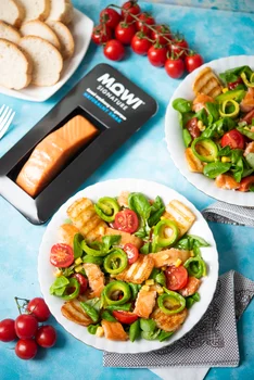Sałatka z łososiem, serem Halloumi i awokado