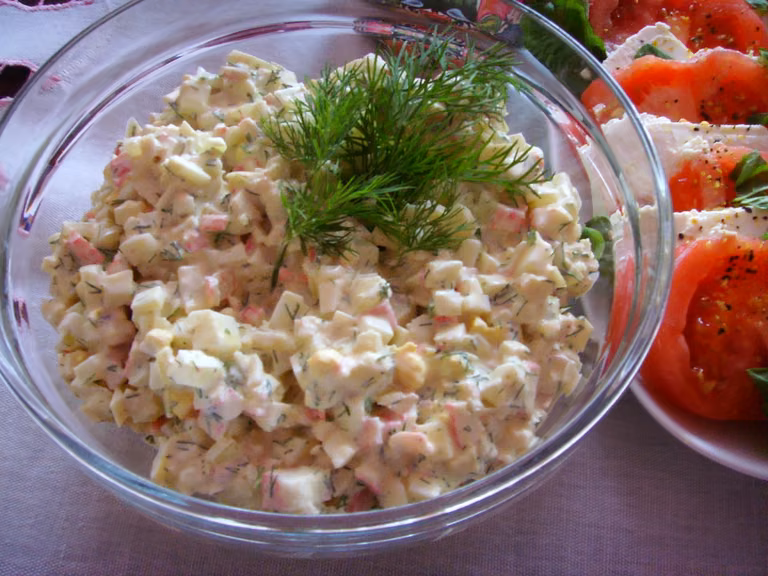 Sałatka z paluszków krabowych surimi. Szybka, imprezowa tylko 4 składniki.