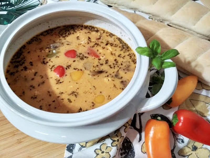 Zupa a la pizza z mięsem mielonym