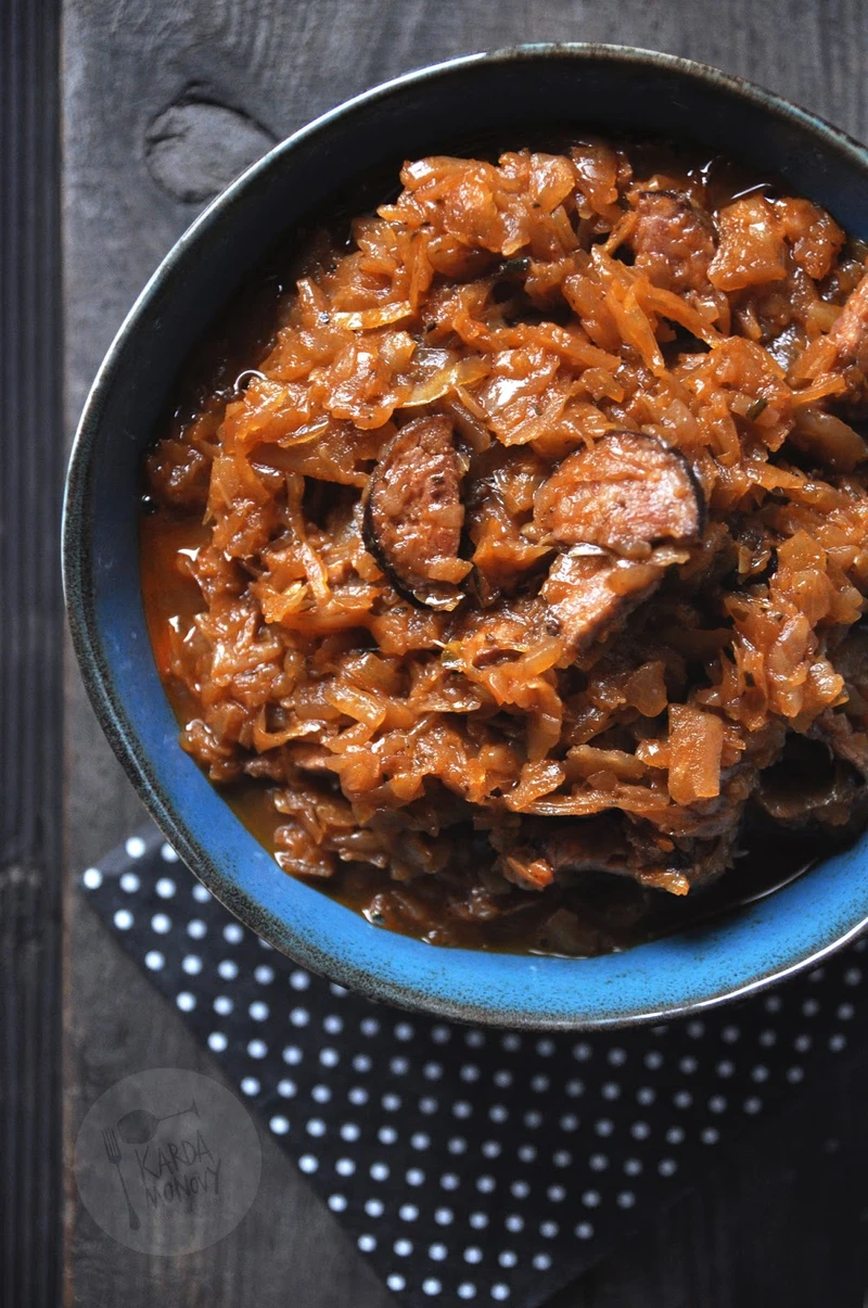 Bigos z kiełbasą i ciemnym piwem