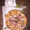 PIZZA Z CZERWONĄ CEBULĄ I GRUSZKĄ