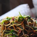Spaghetti z suszonymi pomidorami, niebieskim serem i rukolą.