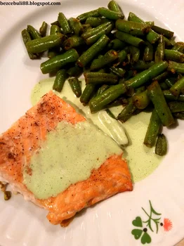 Pieczony łosoś w sosie bazyliowym