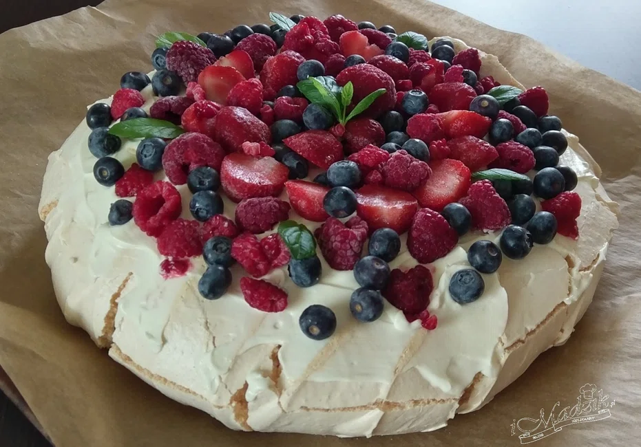Pavlova – tort bezowy z mascarpone i owocami