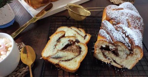 Strucla drożdżowa z kremem czekoladowym.
