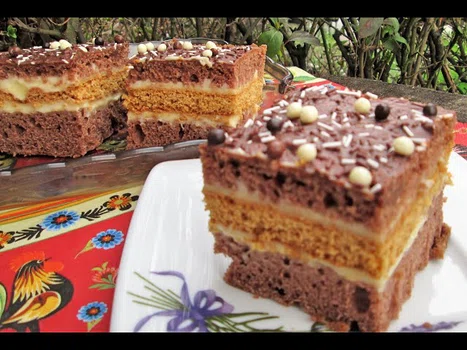 Pyszne i łatwe ciasto kakaowo-miodowe z masą budyniową