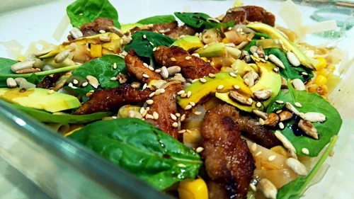 fit: orientalna sałatka z makaronem ryżowym i wieprzowiną teriyaki