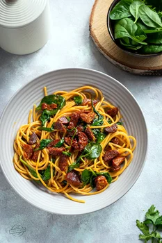 Makaron ze szpinakiem i chorizo