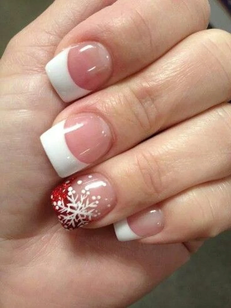 Delikatny świąteczny manicure