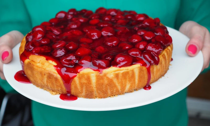 Sernik z białą czekoladą i sosem wiśniowym. Przepis krok po kroku.