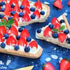 Tarta budyniowa z adwokatem i truskawkami