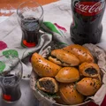 Paszteciki drożdżowe z pieczarkami i kapustą. Przepis krok po kroku.