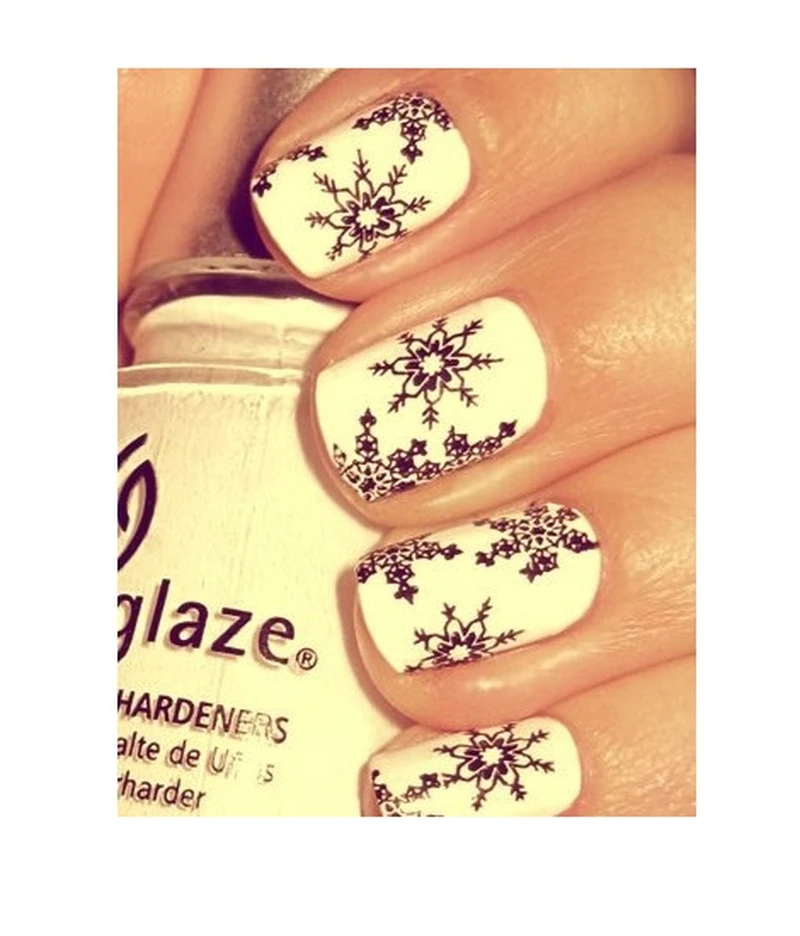 Śnieżynkowy manicure