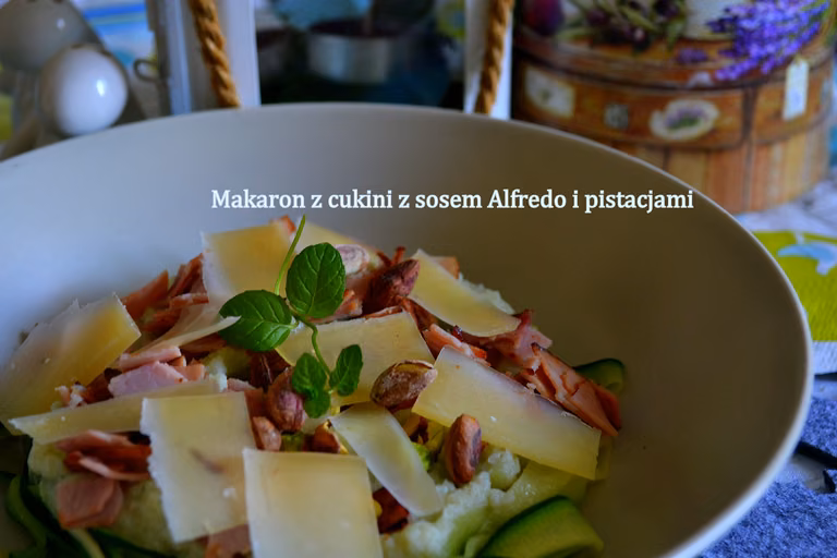 Makaron z cukinii z sosem Alfredo