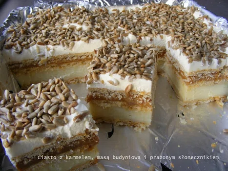 Ciasto z karmelem, masą budyniową i prażonym słonecznikiem