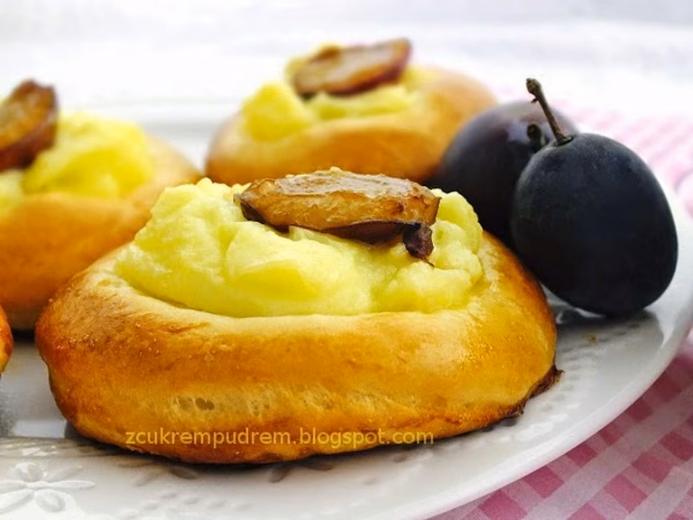 drożdżówki z budyniem i śliwkami