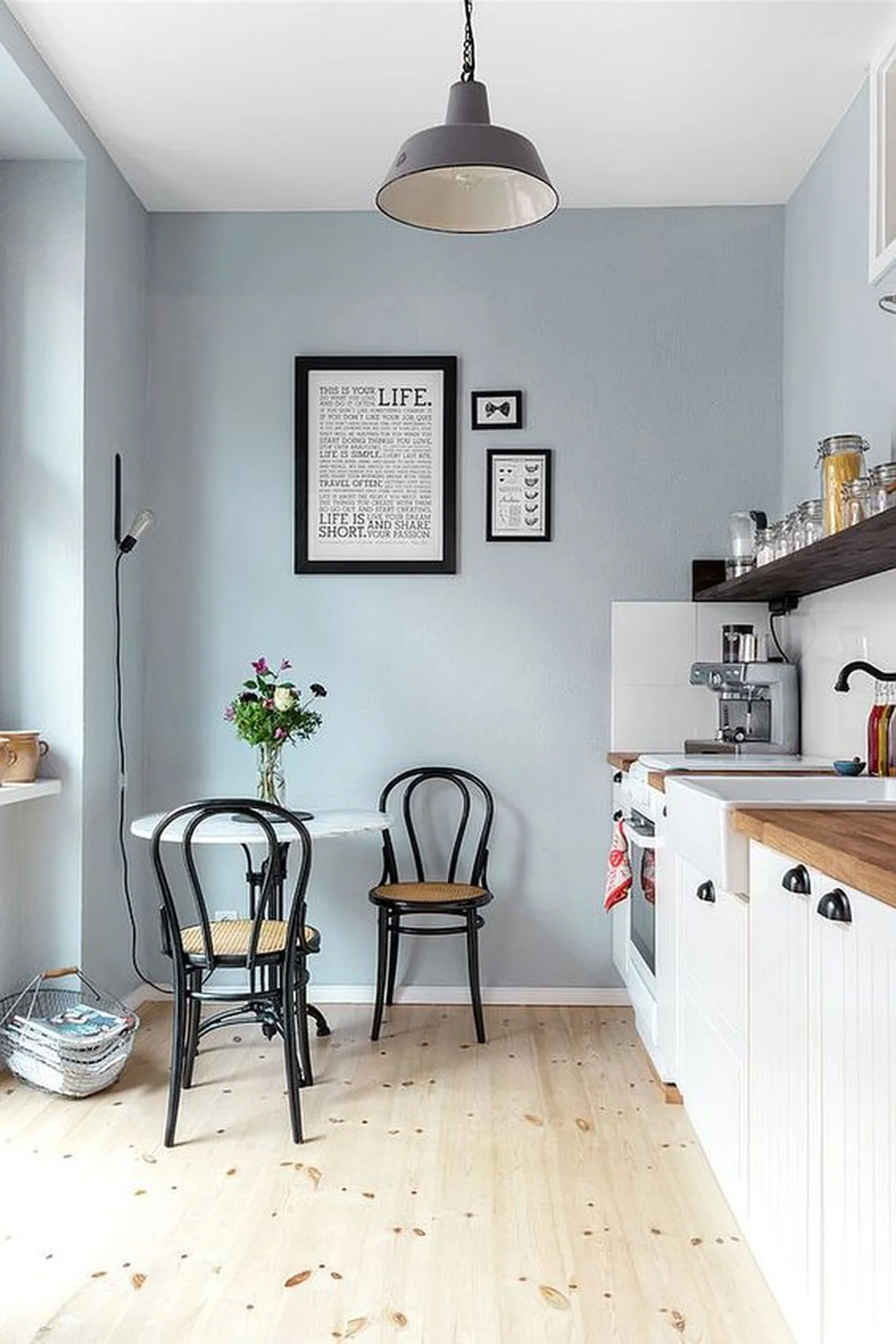 Błękitne ściany w kuchni