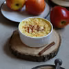 Pudding zapiekany z jabłkami i cynamonem pod kruszonką.
