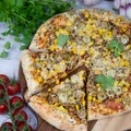 Pizza z kurczakiem, oliwkami i serowymi boczkami