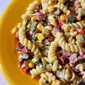 Kolorowa sałatka z kabanosem i makaronem