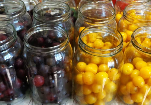 Zalewam śliwki zalewą i chowam do spiżarni! Banalny przepis, który robi furorę zimą
