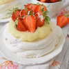 Mini beza pavlova z truskawkami i kremem cytrynowym