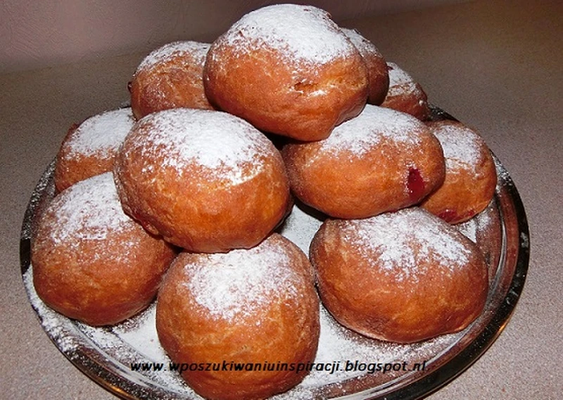 Pączki z dżemem truskawkowym