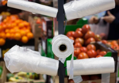 To dopiero początek plastikowej rewolucji! Zniknie też produkt, bez którego nie wyobrażamy sobie zakupów