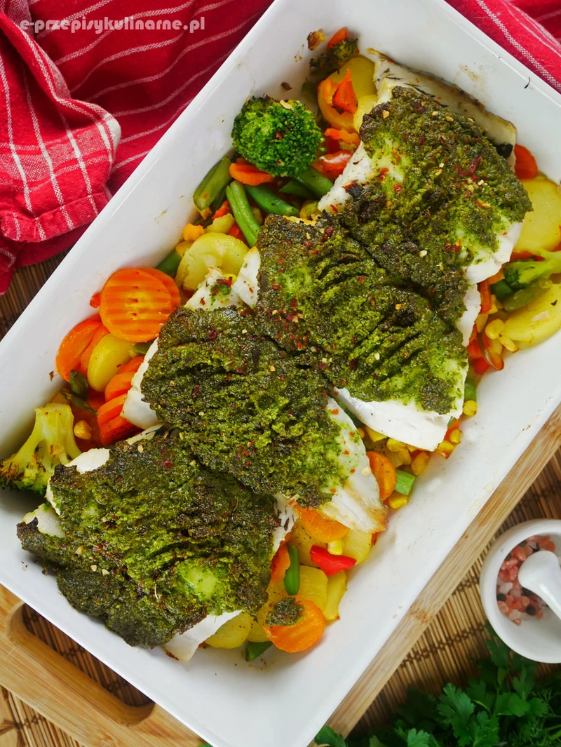 Ryba w warzywach zapiekana z ziołowym pesto
