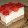 Ciasto malinowy król, z malinami, kakaowym biszkoptem, masą oraz galaretką