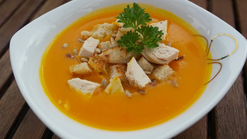 Zupa krem z dyni z kurczakiem i grzankami