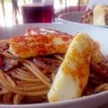 Greckie inspiracje: Makaron z bakłażanem, oliwkami i sosem pomidorowym ze smażonym serem halloumi