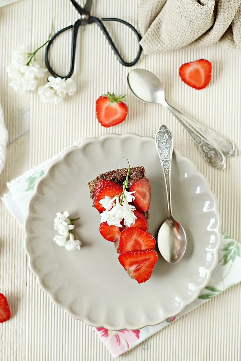 Tarta czekoladowa z truskawkami (bez pieczenia)