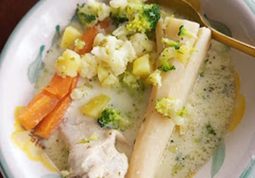 Zupa kalafiorowa z brokułem na skrzydełkach drobiowych