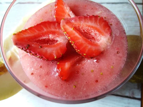 Koktajl z truskawek, melona i gruszki