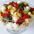 Sałatka z makaronem w stylu Caprese.