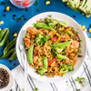 Makaron z kurczakiem, groszkiem cukrowym i warzywami w sosie Teriyaki