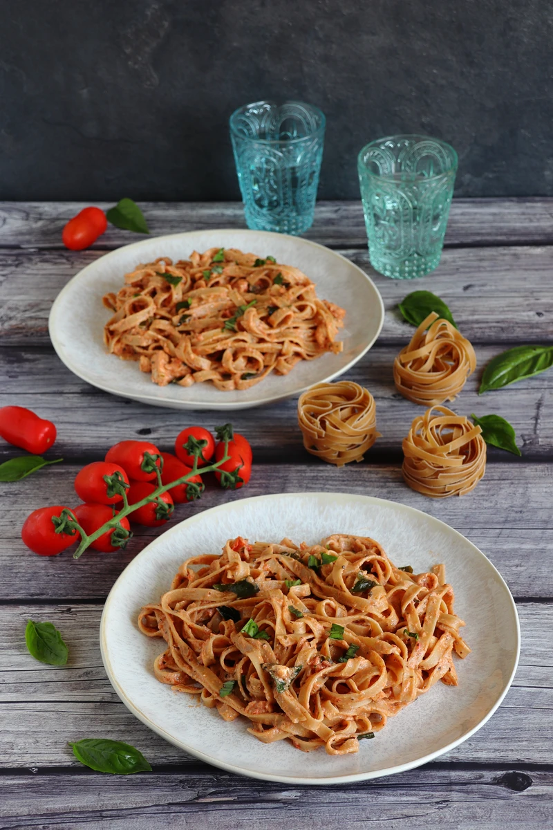 Makaron tagliatelle z kurczakiem, pomidorami, bazylią i pieczonym serem feta