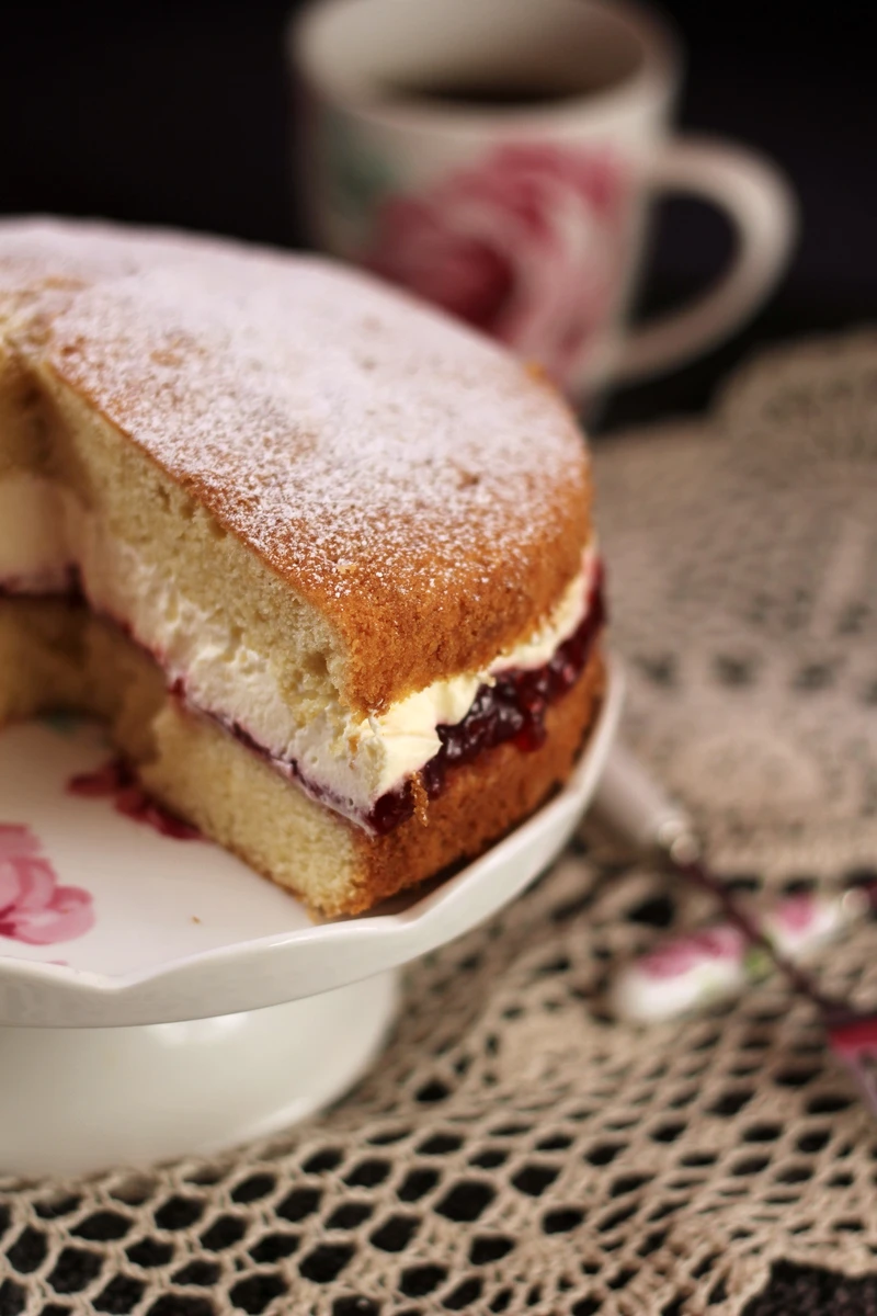 Victoria sponge cake - pyszny przekładany biszkopt