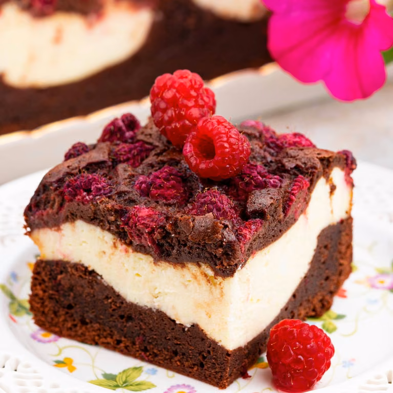 Sernikobrownie z malinami