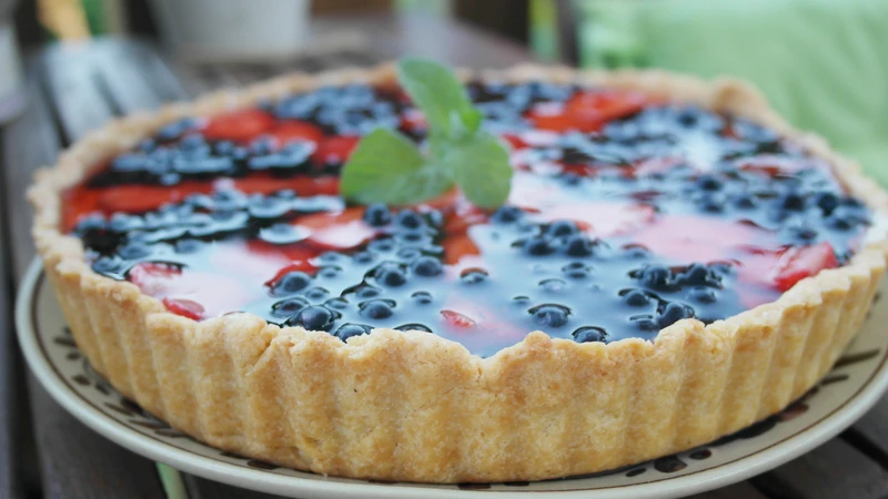 Tarta z budyniowym kremem i owocami