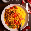 Rozgrzewające congee ryżowe z kurkumą, kukurydzą, pomidorem i krewetkami