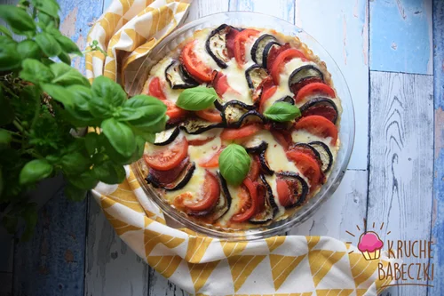 TARTA Z BAKŁAŻANEM, POMIDOREM, MOZZARELLĄ I SALAMI