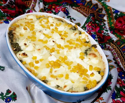 Zapiekanka makaronowa ze szpinakiem, fetą, serem żółtym i kukurydzą